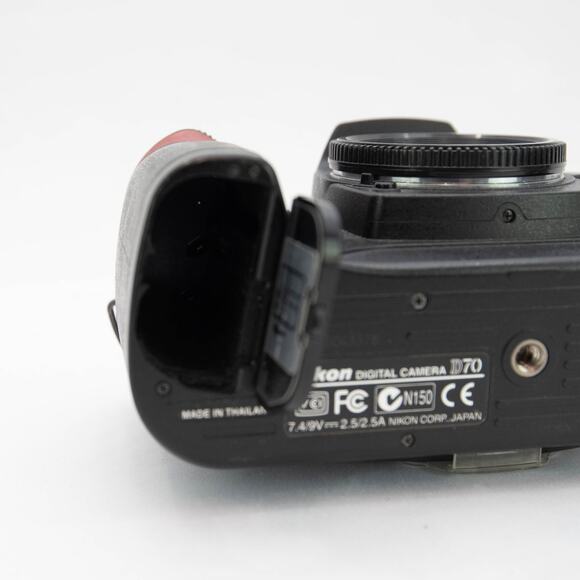 Nikon D70 6.1MP Digital SLR Camera Body With Accessories - Picture 9 of 15